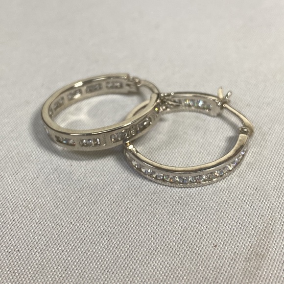 Beautiful sparkly CZ 925 Sterling Silver hoop earrings - Picture 9 of 9